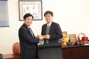 Pham Van Thuc学長と檜垣薬学部長
